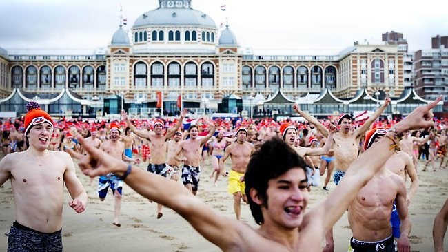 Tahun Baru, Warga Belanda Berenang di Laut Sedingin Es