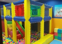 Anak-anak juga akan dimanjakan di sini. Ada area bermain yang seru dan asyik untuk anak-anak. Dijamin mereka tidak akan rewel selama menunggu datangnya pesawat (Hany/detikTravel)