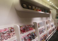 Bagi traveler yang senang membaca akan senang berada di sini. Karena tersedia rak dengan aneka majalah dan buku yang bisa dinikmati selama berada di lounge (Hany/detikTravel)
