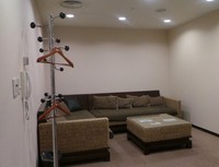 Ingin bersantai? Ada sofa-sofa empuk yang bisa diakses oleh para pengguna lounge. Anda bisa mengobrol atau beristirahat di sini (Hany/detikTravel)