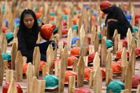 Sejumlah aktivis pekerja tambang melakukan aksi pasang 1000 nisan di Tugu Proklamasi.