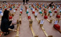  Sejumlah aktivis pekerja tambang melakukan aksi pasang 1000 nisan di Tugu Proklamasi.