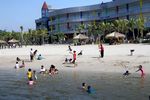 Bermain Pasir di Ancol Beach City