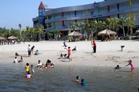 Lokasinya berada di belakang sebuah mal yang sengaja dibangun oleh pihak Ancol untuk para pengunjung yang ingin bersantai, berwisata kuliner a la mall sambil menikmati pemandangan laut. (Gus Mun)