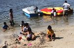 Bermain Pasir di Ancol Beach City