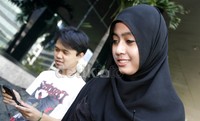 Hanya sedikit kata-kata terlontar dari istri muda Luthfi Hasan yang baru berusia 20 tahun ini. (dok. Istimewa)
