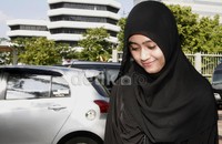 Ia terlihat cantik dan ayu saat menyambangi Gedung KPK, Jalan HR Rasuna Said, Kuningan, Jakarta Selatan. Darin meminta izin penyidik KPK untuk menjenguk Luthfi. Ia membawakan Luthfi makanan. (dok. Istimewa)