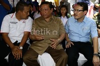 Dr H.R Agung Laksono menghadiri  peresmian kartu JKN di Pasar Johar Baru.