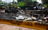 Dua truk hangus terbakar.