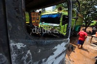 Bagian depan truk hangus terbakar.