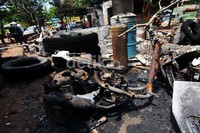 Sebuah sepeda motor juga hangus terbakar.
