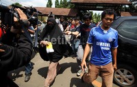 Wanita yang memakai cadar hitam menuju ruang forensik RS Polri, Jakarta.