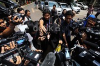Jurnalis yang telah menunggu lama mencecar pertanyaan ke wanita tersebut. Namun wanita tersebut enggan membeberkan informasi maksud dan tujuannya.