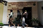 Keluarga Dayat Kacamata Cs Datangi RS Polri