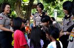 Polwan Cantik Hibur Anak-anak