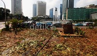 Taman yang berada di tengah-tengah jalan yang membelah Jl MH Thamrin rusak.