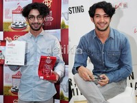 Kemeja denim menjadi kemeja favorit Reza Rahadian. (dok. detikHOT)