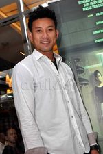 Stylish Berkemeja ala 10 Artis Pria Paling Hot 2013