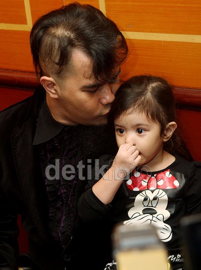 Ahmad Dhani dan si Imut Safeea