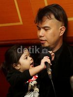 Ahmad Dhani dan si Imut Safeea