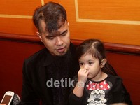 Ini (Safeea) mah nggak usah diorbitin udah ngorbit sendiri. Kalau Al, El dan Dul dulu kan harus diorbitin, ucap Dhani. Gus Mun/detikHOT.