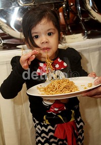 Mie goreng tampaknya menjadi makanan favorit Safeea. Gus Mun/detikHOT.