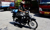 Pekerja mengantarkan tabung gas elpiji pesanan konsumen. Terhitung mulai Januari 2014 Pertamina menaikkan harga elpiji 12 kg secara serentak di seluruh Indonesia.