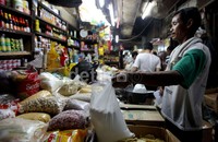 Seorang pedagang melayani pembeli di Pasar Senen Jakarta, Kamis (2/1/2014).