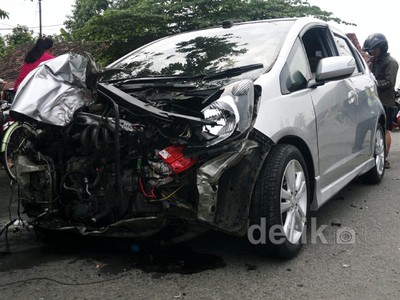 Honda Jazz Diseruduk KA Penataran