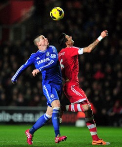 Fernando Torres (kiri) berebut bola dengan Jose Fonte (kanan) dalam pertandingan di St Marys Stadium, Rabu (1/1/2014) malam WIB. AFP/Glyn Kirk.