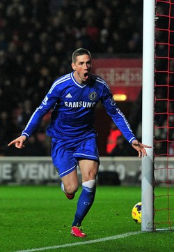Fernando Torres merayakan gol yang dibuatnya di menit ke-60. AFP/Glyn Kirk.