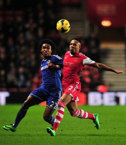 Willian (kiri) berebut bola dengan Nathaniel Clyne (kanan). Dalam pertandingan ini, Willian berhasil membobol gawang Southampton di menit ke-71. AFP/Glyn Kirk.