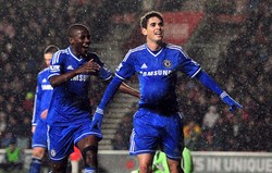 Oscar (kanan) merayakan gol yang dibuatnya di menit ke-82. AFP/Glyn Kirk.