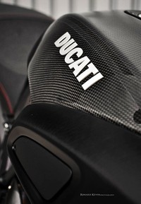 Ducati Diavel bertubuh karbon karya FCR Tuning. Renard Kevin/Autoevolution.