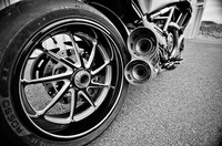 Tampilan knalpot juga diubah dengan garis knalpot yang lebih sporty dengan desain new termignoni dual-can silencer. Dimana desain pipa knalpot kali ini masih tetap mempertahankan milik pabrikan, dengan menambahkan peredam terbaik yang lebih sempurna. Renard Kevin/Autoevolution.