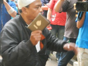 Anggota Mujahidin Indonesia Dampingi Keluarga Terduga Teroris Tes DNA