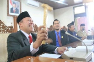 Dualisme Kepemimpinan, Rapat Paripurna DPRD Magelang Pakai Palu Tukang