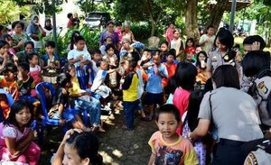 Pasca Penggerebekan Teroris, Polri Ajak Anak Ciputat Joget dan Nyanyi