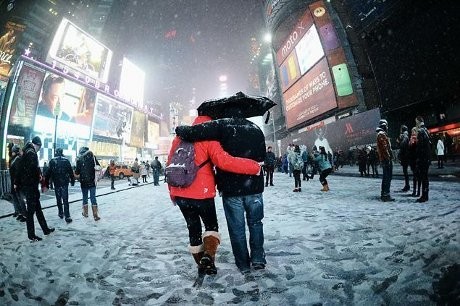 Badai Salju di New York Batalkan 700 Penerbangan dan Jalanan Ditutup