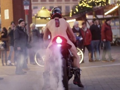 Biker yang Burnout Sambil Telanjang Akhirnya Diincar Polisi