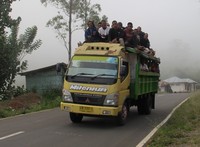 Seperti ini keadaan otokol saat sedang penuh. Meski jalan meliuk dan menanjak curam, para penumpang di atas sana tidak merasa takut jatuh (Shafa/detikTravel)