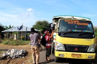 Tidak ada tangga atau pijakan untuk naik, para penumpang harus naik dan turun dengan menapaki tepian truk atau ban truk (Shafa/detikTravel)