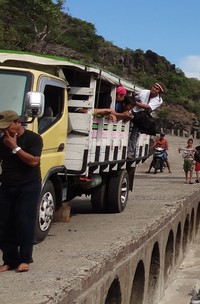 Karena tidak semua jalan memiliki luas yang standar, ada beberapa yang hanya cukup dilewati satu mobil. Jadi jika otokol tiba-tiba berhenti, semua kendaraan di belakang mau tidak mau harus menunggu (Shafa/detikTravel)