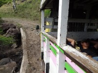 Jalan yang dilewati tidak selamanya lurus dan mulus. Jalan seperti ini cukup sering ditemui di sepanjang jalan. Jadi siap-siap bergoyang di dalam otokol (Shafa/detikTravel)