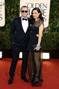 Sang pemeran James Bond, Daniel Craig yang pucat dan dingin selalu tampil harmonis dengan tampilan istrinya yang hangat, lengkap dengan rambut hitam dan lipstik merah, Rachel Weisz.