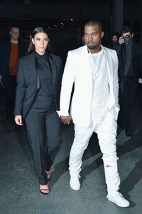 Diselamatkan oleh Kanye West, Kim Kardashian kini tampil stylish. Berkat koneksi yang sangat baik dengan editor Vogue, Anna Wintour dan sejumlah rumah mode dunia, pasangan musisi dan bintang reality TV ini selalu diperbincangkan dunia.
