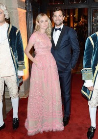 Dunia fashion sangat menyukai pasangan Diane Kruger dan Joshua Jackson. Yang satu berkarakter dingin dan yang satu berkarakter pemuda rumahan. Keduanya pun kerap terlihat seperti bunglon untuk urusan gaya di karpet merah.