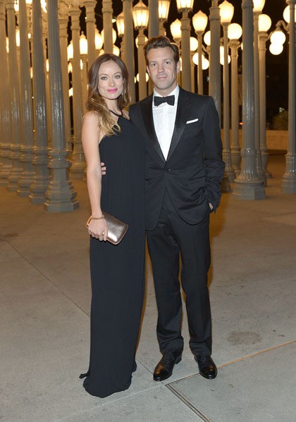 Olivia Wilde dan Jason Sudeikis mungkin jarang terlihat stylish sehari-hari, namun di karpet merah, mereka bagai api yang membara. Debut karpet merah mereka kerap saling menyeimbangkan satu sama lain tanpa mengorbankan keseksian sang wanita.