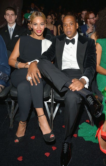 Cukup jelas dari pasangan ini mana yang menghibur mata dengan penampilannya yang wah! Beyonce yang bergaya maksimal senantiasa mengalihkan perhatian media dari sang suami kepada dirinya.