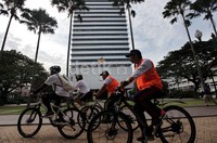     Beberapa pegawai Pemprov DKI Jakarta terlihat menggunakan sepeda di halaman Balaikota Jakarta.
